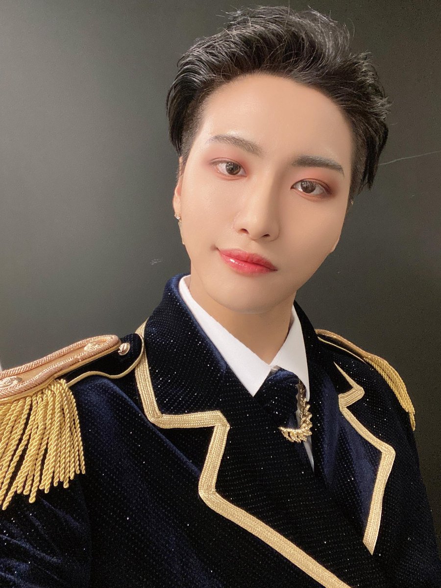 thinkingabtpsh's tweet photo. park seonghwa a real life prince https://t.co/BPjqKCA7VL