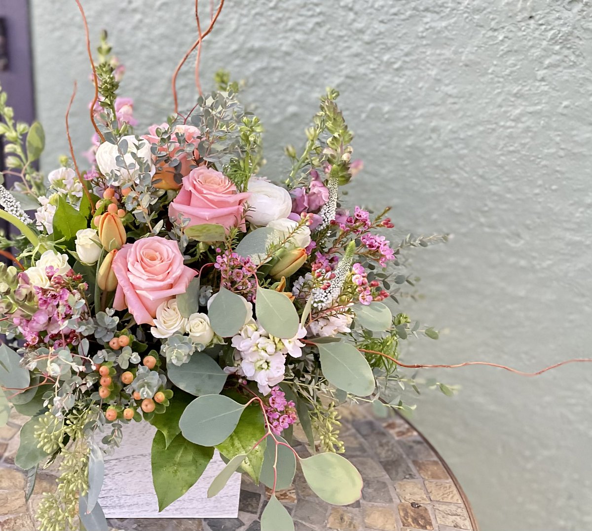 SpooksEasy's tweet photo. Designed this hoping for a peekaboo of #spring weather. 💐 #takomapark #florist #floraldesign #gardenstyle #flowers #FlowersOnFriday #designerschoice https://t.co/DWs9Li1MMe