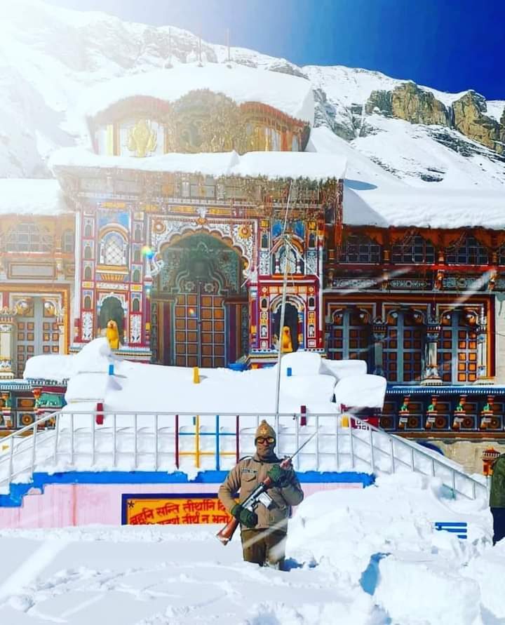 Charanjeet84's tweet photo. ~ Indian Forces - Always on duty. ❄️ ❤️ 

#badrinath #uttarakhand #badrivishal #snow #winter #incredibleindia 🇮🇳 https://t.co/KDuZEwuCV7