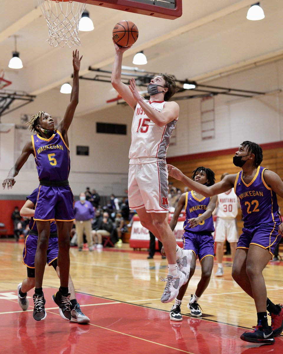 thefuturepix's tweet photo. Mundelein senior forward @brockpaluch15 (QB1) goes strong to the hoop for 2 of his 13 points in Friday nights 62-51 victory over Waukegan HS. https://t.co/16tJyxSvO4
