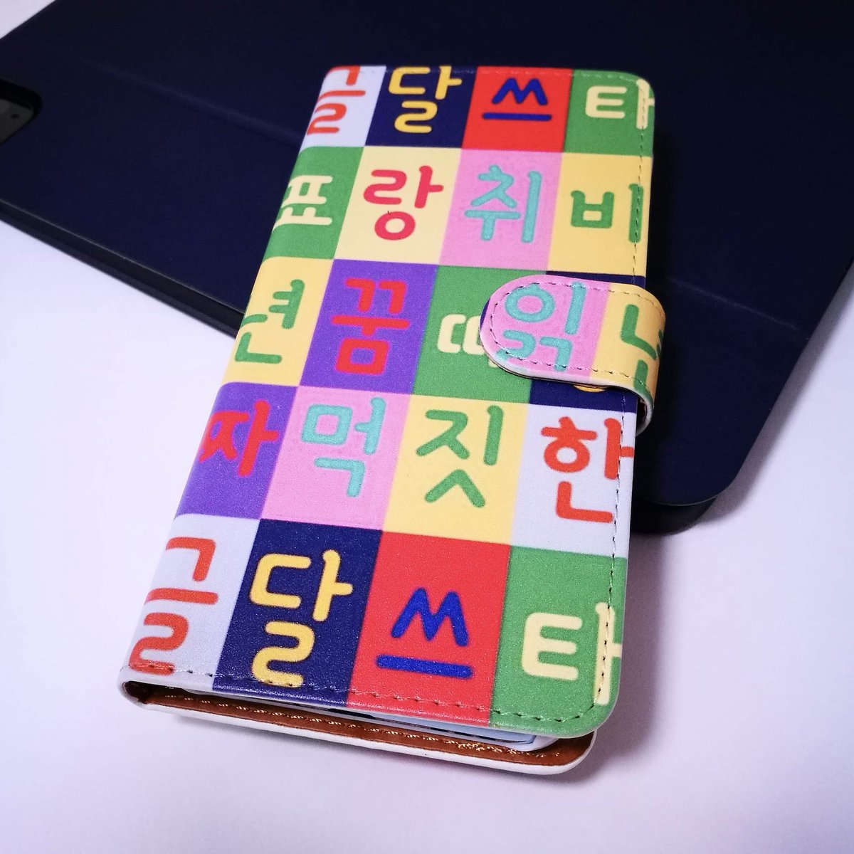 lalah_sakuya's tweet image. 届きました！
発注してた　#手帳型スマホケース　❤️

suzuri さんとかだとiPhoneしか無いので
OPPOのケースにオリジナルデザインをプリントできるサイトを探してて、やっと見つけた
#DesignCase というアプリ😊
プリントが若干淡いけど、作りがしっかりしててイイ😊

 #デザインケース　#ハングル