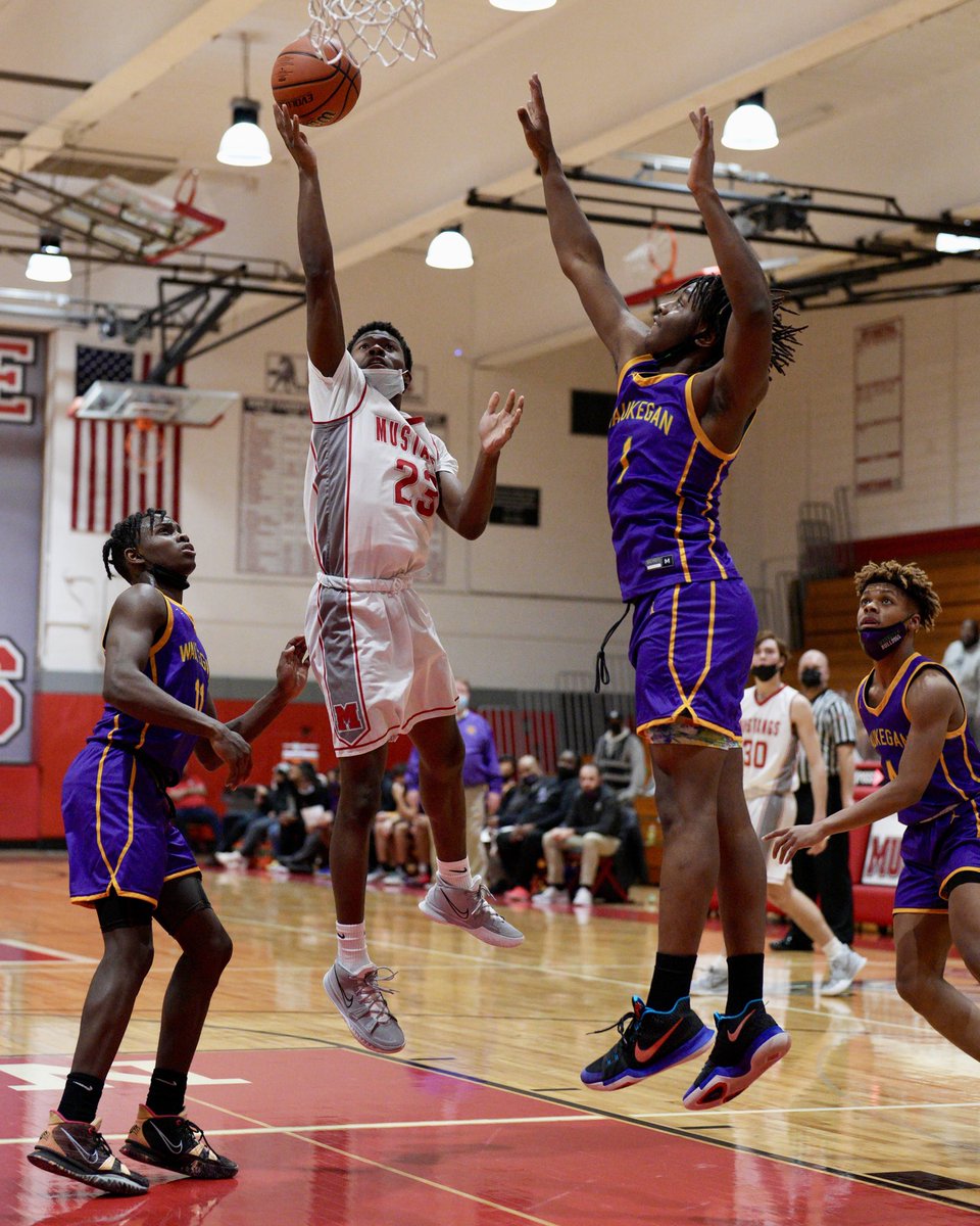 thefuturepix's tweet photo. Mundelein senior guard @omarimrhinehart creates in traffic for 2 of his 5 points in the Mustangs 62-51 victory over Waukegan HS on Friday night. https://t.co/gXbwBnM3BV