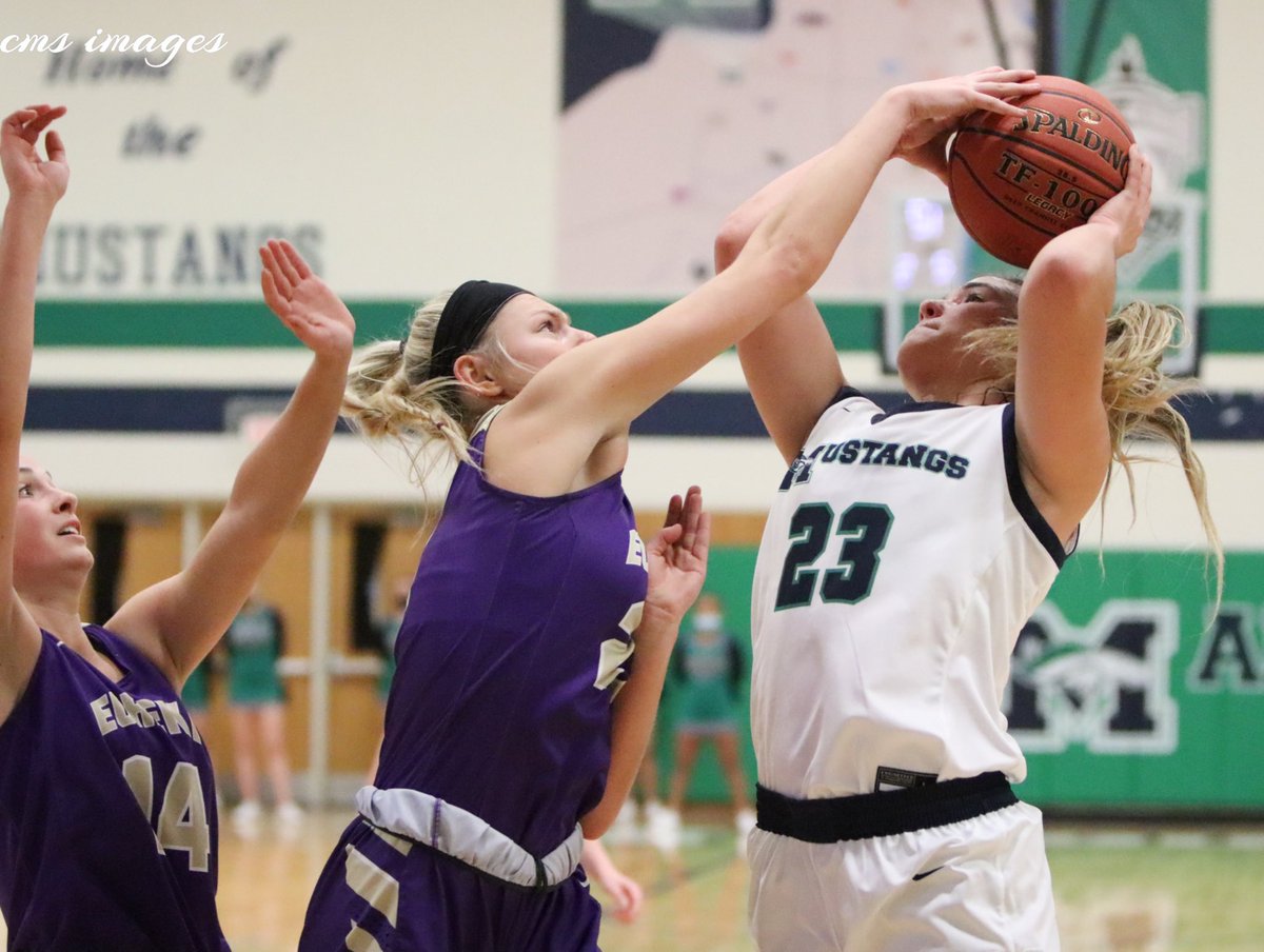 ChrisSchmitz168's tweet photo. Marquette Mustangs hold off the Eureka Wildcats for the 44-41 win in a Class 6 District 2 🏀 preview tonight in Chesterfield! @ehsbbboosters @EHSActivityDir @wildcatwmnhoops @MarquetteStangs @MustangsWBB @rockwoodschools @STLhssports @WestNewsmag #stlprephoops #cmsimages📸 https://t.co/GfhSLbp0TJ