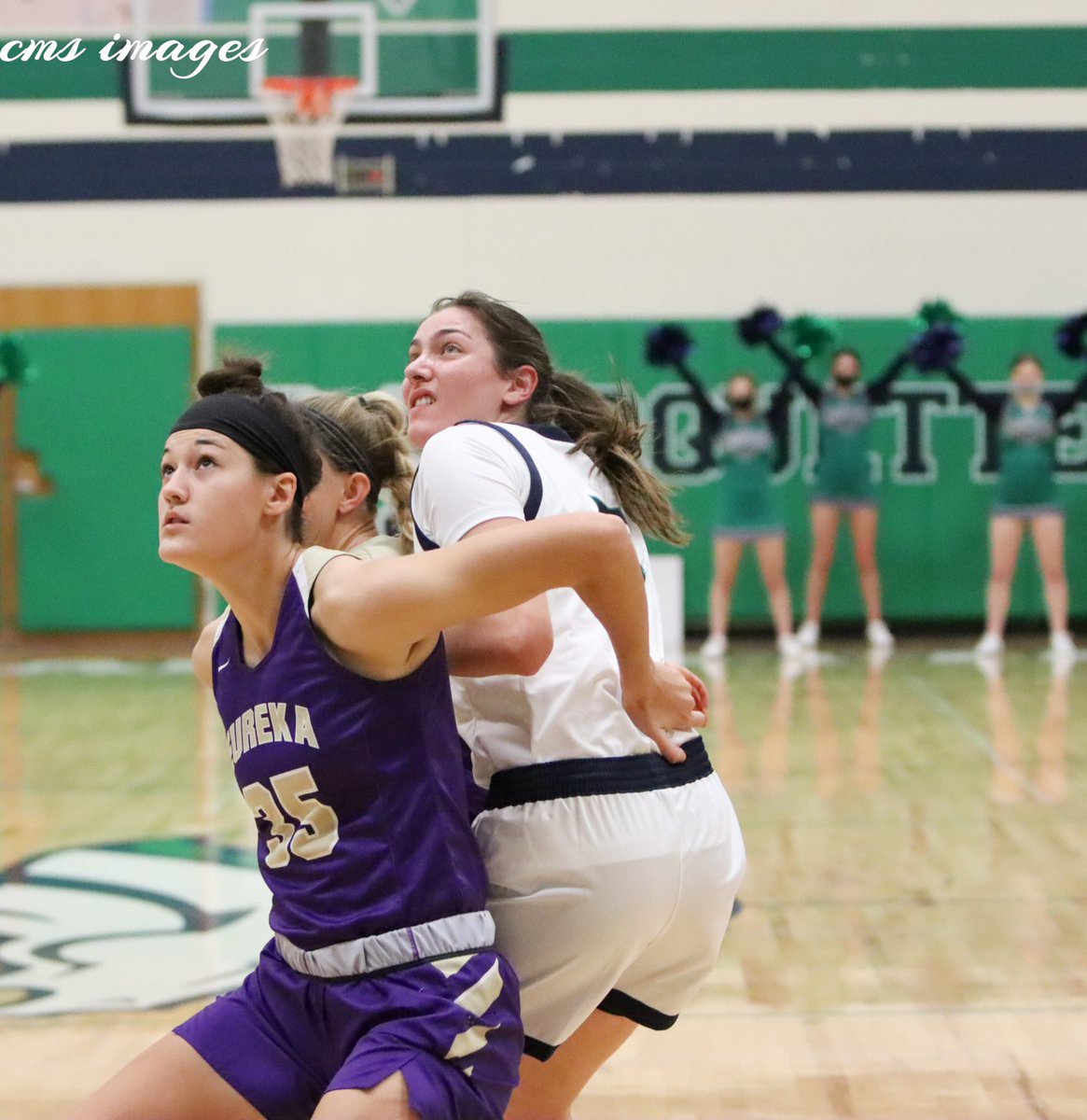 ChrisSchmitz168's tweet photo. Marquette Mustangs hold off the Eureka Wildcats for the 44-41 win in a Class 6 District 2 🏀 preview tonight in Chesterfield! @ehsbbboosters @EHSActivityDir @wildcatwmnhoops @MarquetteStangs @MustangsWBB @rockwoodschools @STLhssports @WestNewsmag #stlprephoops #cmsimages📸 https://t.co/GfhSLbp0TJ