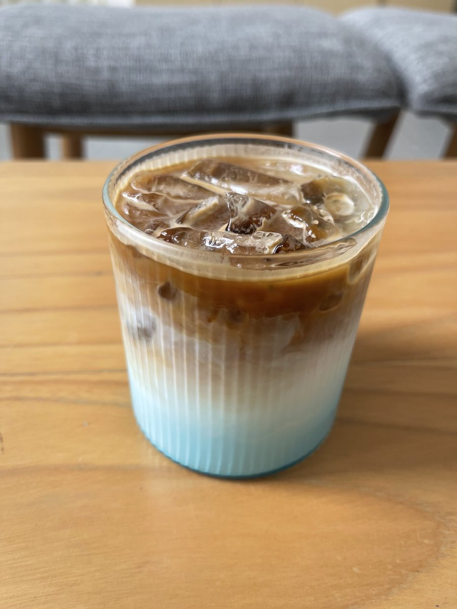 tea_for_two2010's tweet photo. 食器が見つからず、諦めて歩いていると見つけたカフェ。Blue LatteとPink Latteが気になって聞いてみると、青はオレンジ風味、ピンクは苺風味だという。オレンジ風味のBlue Latteを頼んでみた。
⁡
少し歩いて暑かったところにピッタリの爽やかな色合いの甘いラテで、疲れが癒やされた。
⁡
#bluelatte https://t.co/WhydUbQ1VZ