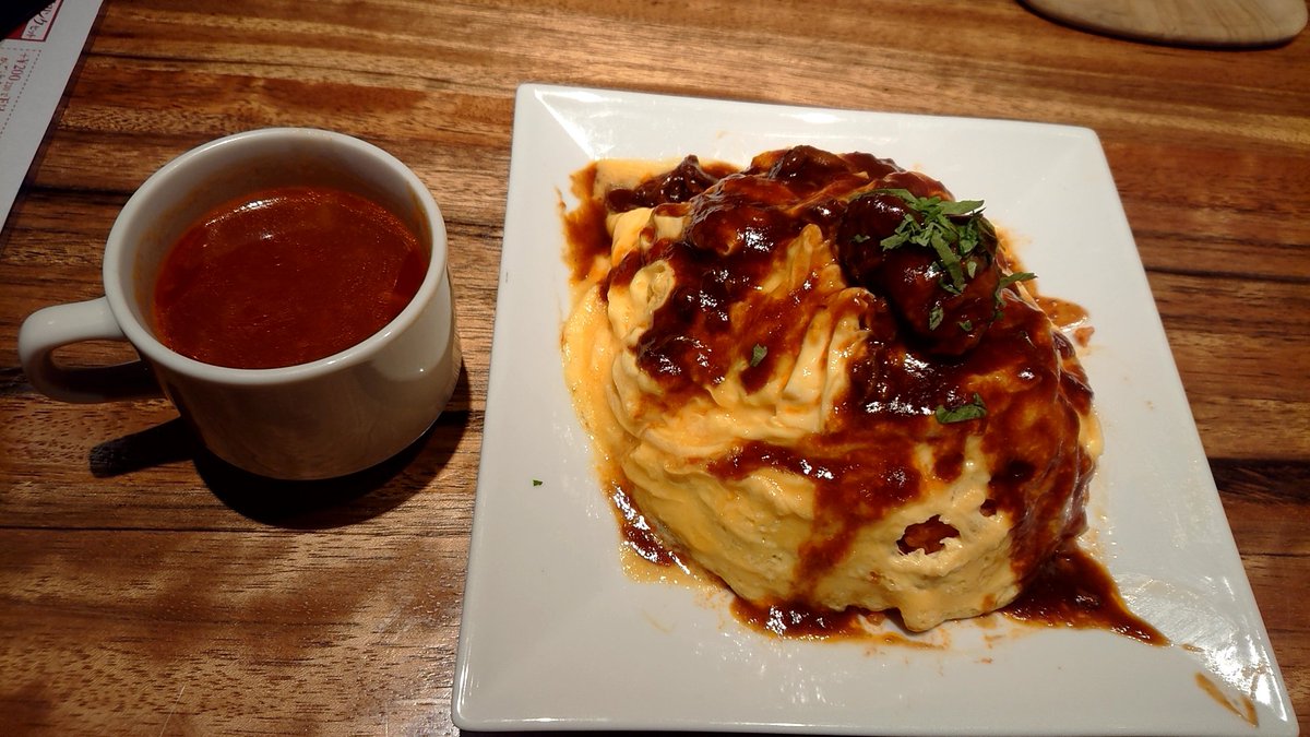 MiiC4NDDNYgUtl8's tweet image. 前回キーマカレー大頼んだのに並がきたから今日はオムライス。肉がでかい。オムライスの優待ってあんまないからいいですね。今からフットサルの大会。走ったら半分ぐらい出しそうな量でした。岸田のせいでガラガラ。頑張って欲しい #log50 #オムライス #テンアライド #優待 #キッチンの彼がイケメン