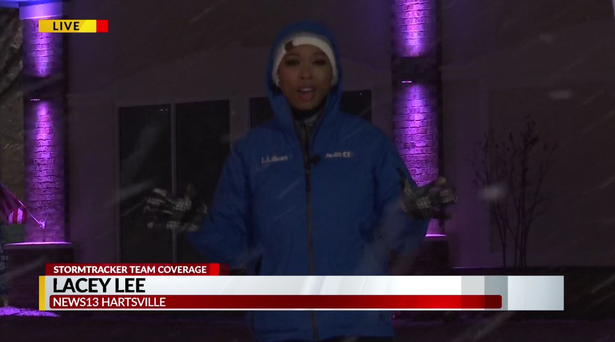 SteveRothNews's tweet photo. It's been snowing for a few hours now in Hartsville and #TeamPeeDee is having a blast. Great work tonight @JackBilyeu &amp; @JournoLaceyLee! @WBTWNews13 https://t.co/M2hsbyyQ1D