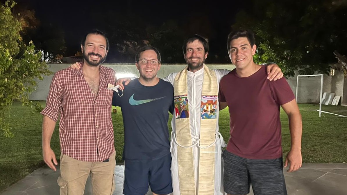 Entramos juntos al noviciado. En la previa habíamos hablado que seríamos un "bloque": unidos hasta la ordenación. 

Dsps ellos siguieron otro feliz camino. Somos, luego, el bloque. La unidad va X otro lado. 

En esta ida a #Paraguay tmb me di el gusto de celebrar misa con ellos.