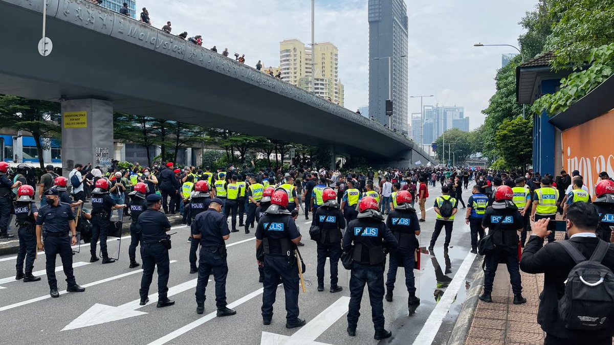 TangkapAzamBaki's tweet photo. Peserta duduk, jalan disekat oleh FRU. Ucapan dari pimpinan pelbagai latarbelakang https://t.co/xLv8AHts2V