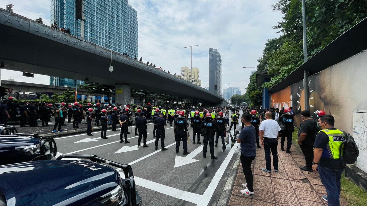 TangkapAzamBaki's tweet photo. Peserta duduk, jalan disekat oleh FRU. Ucapan dari pimpinan pelbagai latarbelakang https://t.co/xLv8AHts2V
