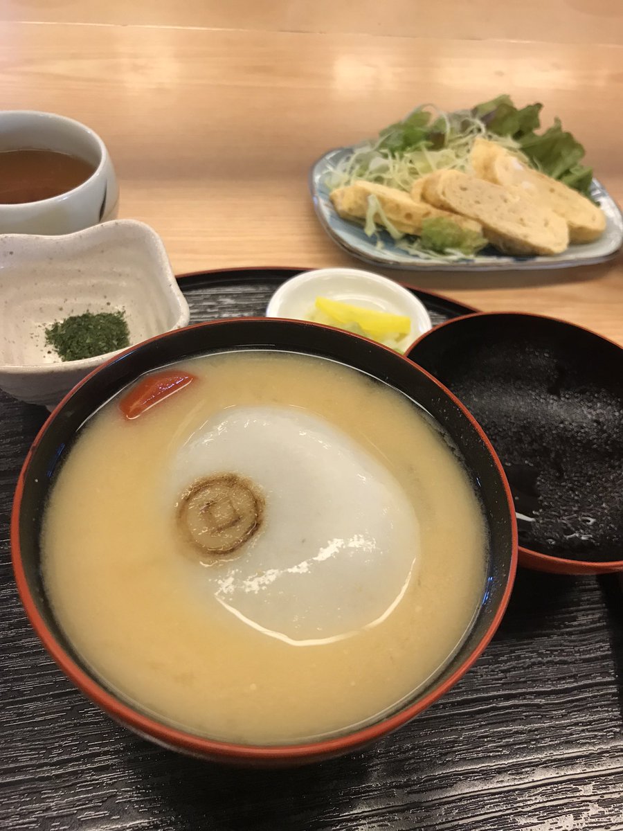 1224Masamin's tweet photo. 今日のお昼は、かなくま餅11号さんへ😄
鍋焼きうどんと、あん餅雑煮❤️

そして、大福をお土産に買いました。
満足です❣️

伊吹島が見える場所で、大福いただきます😆(家に帰るまで我慢できんかった)

#かなくま餅11号線
#観音寺市 https://t.co/tD72prmlIw