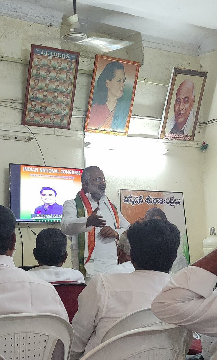 INCMinorityAP's tweet photo. State Congress Cell Minority Chairman Shali Dada Gandhi @ShaliDada in a press meet at Kala Venkatrao Bhavan , Kurnool saying "People looking towards congress Party" 
#Congress https://t.co/5rGRbsrvNG