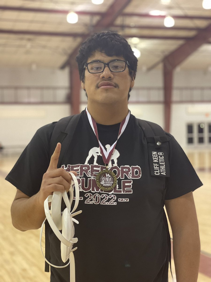 Wrestle_Ranger's tweet photo. Before I finish the night I want to congratulate another young individual for being ranked top 20 in the state at 285 lbs! Riverside’s own @JewliusSoto congratulations and the road to state begins February 5th. #riverside4ever #THEDISTRICT #STATE @MaribelMguillen https://t.co/dr9YxGAuiE