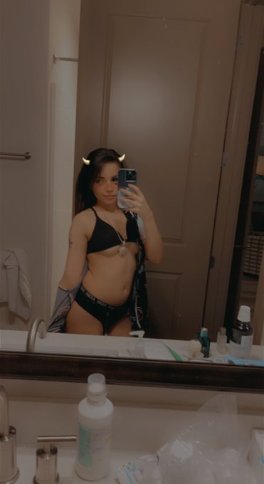 More pics if interested 😋💕 https://t.co/UEWzsEqTkd