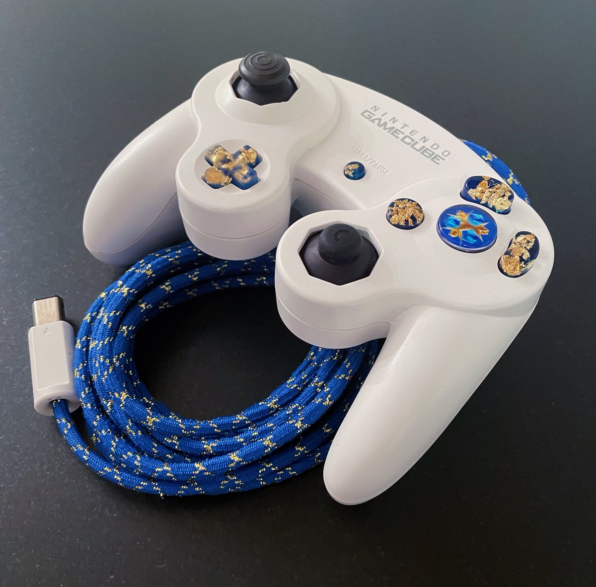 Zora's Sapphire

-Max WD Notches
-No-Reset Snapback Capacitor by <a href="/RockerGameMod/">RockerGaming</a> 
-Buttons by <a href="/MauvesResinLab/">Mauve | Check Pinned 🧪✨</a> 
-Stabilized Triggers &amp; Buttons
-Custom Paracord
-Tactile-Z
-Slickbox Upgrade
-Perforated Pads

$275 :)

DM If Interested!!