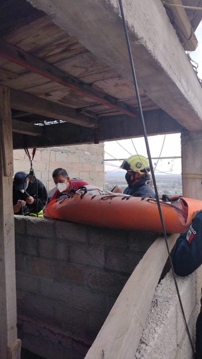 PCB_Ecatepec's tweet photo. Excelente trabajo y coordinación,  de los compañeros de Rescate Urbano y Cruz Roja quienes brindaron las primeras atenciones médicas así como el descenso de una persona lesionada por descarga eléctrica en un domicilio de tres niveles. https://t.co/NX1gnBBKSQ