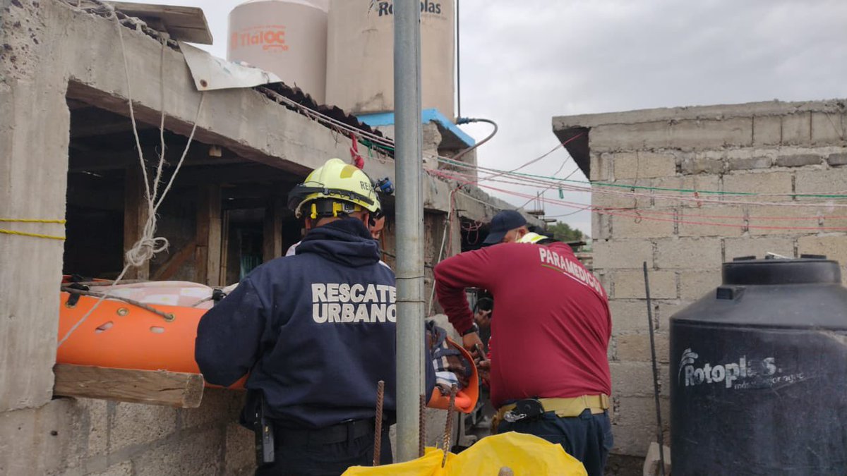 PCB_Ecatepec's tweet photo. Excelente trabajo y coordinación,  de los compañeros de Rescate Urbano y Cruz Roja quienes brindaron las primeras atenciones médicas así como el descenso de una persona lesionada por descarga eléctrica en un domicilio de tres niveles. https://t.co/NX1gnBBKSQ