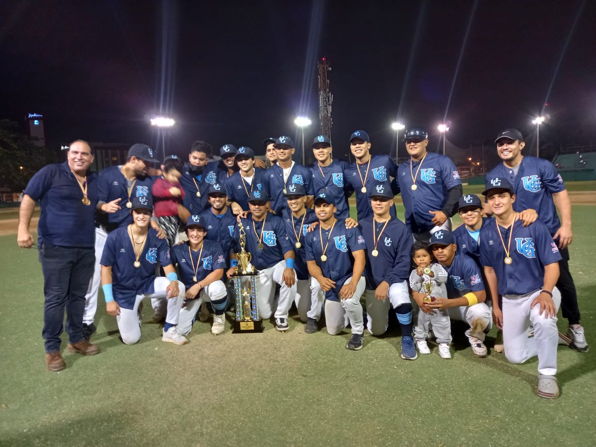 miguelvallejom's tweet photo. ⚾🏟️🇪🇨📷
Con @DanielDuran16 referente del Béisbol Ecuatoriano y el mejor de los últimos años, Es campeón nacional 2021 con la @UdeGuayaquil y #MVP del torneo organizado por la FEB ,
cobertura de la final 2021 del campeonato nacional de Béisbol mayores.
#BeisbolEcuador https://t.co/IPbn0W0ZbP