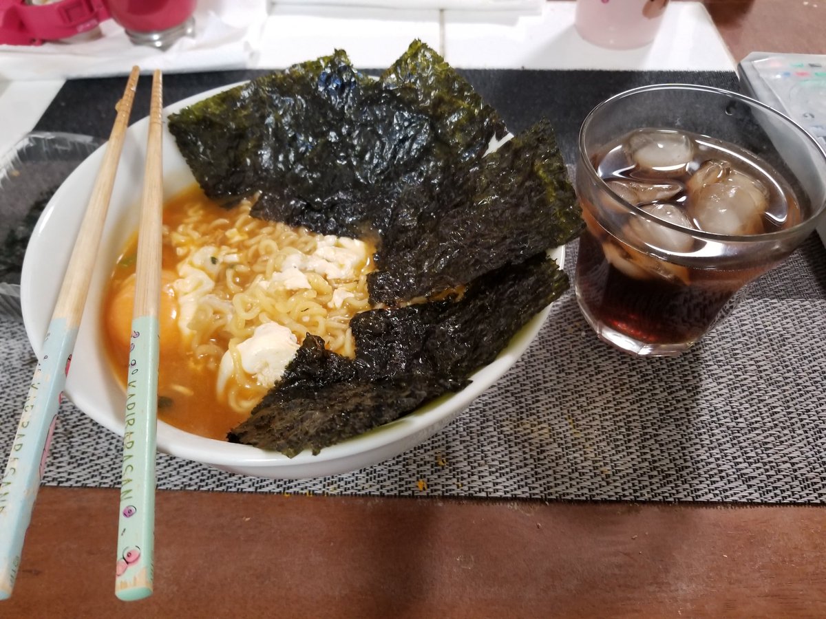 アニョハセヨ〜 辛ラーメンキムチ（マイルド） 卵、韓国のりをトッピング クソうめぇ!!!www マイルドだけどまぁまぁ辛い 寒かったのに、食べたら汗かいた 温まる〜