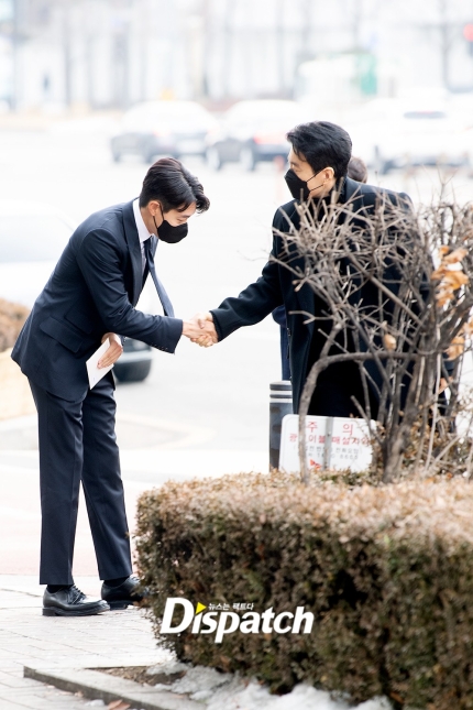 KimmyungminTH's tweet photo. วันนี้ #คิมมยองมิน อปป้าเดินไปทางไปร่วมงานแต่งงานของคุณนักแสดงพัคชินฮเยและชเวแทจุนด้วยค่ะ 💖

ทางบ้านขอแสดงความยินดีกับทั้งคู่ด้วยนะคะ 💐💞

🔗 : https://t.co/buRsapEVn6

[220122]
#KMMTH #KimMyungmin #김명민 https://t.co/NvqO3f9Uf7