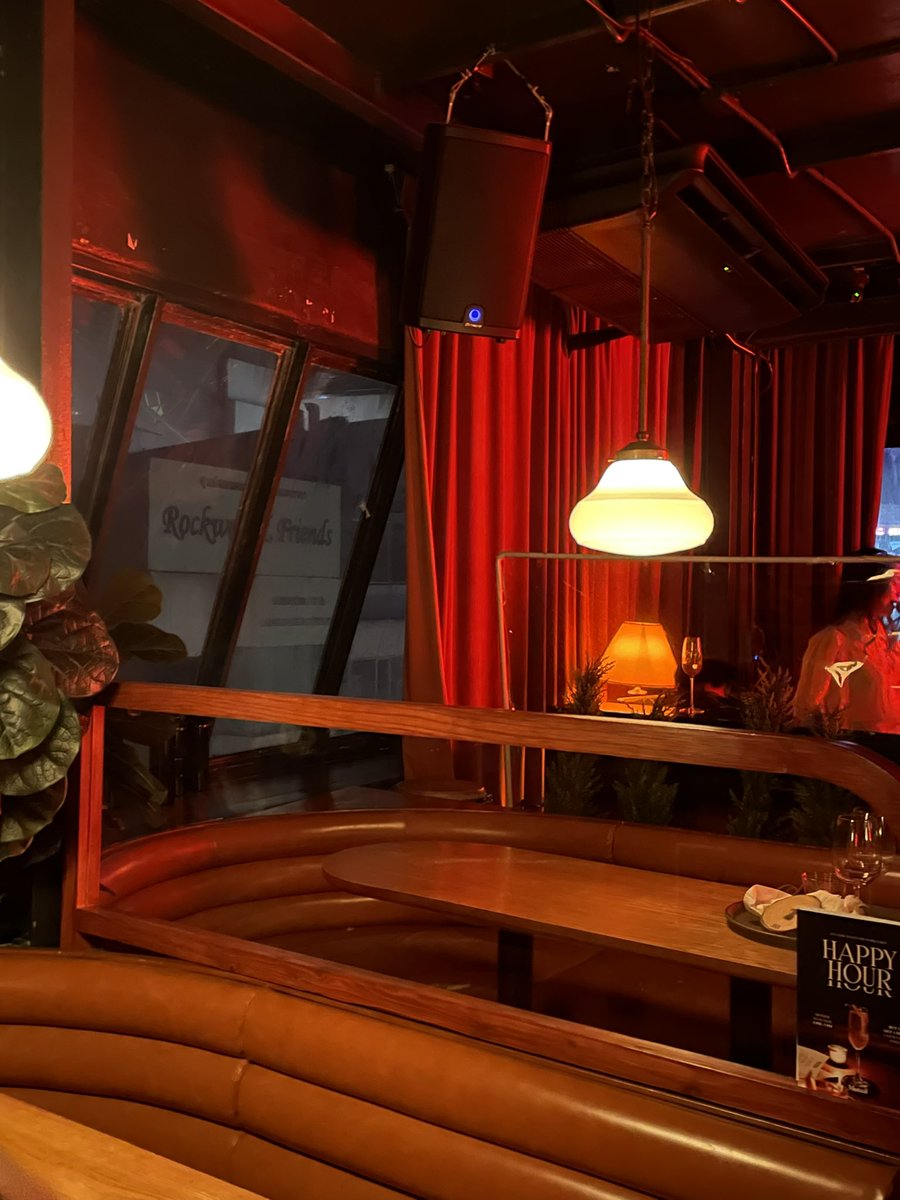 ihavenoplann's tweet photo. Mutual bar เมื่อคืนดนตรีสดดีมาก ร้านมีความคลาสซี่แต่ดูวินเทจมาก ชอบๆ #บาร์ไม่ลับ #บาร์กรุงเทพ กลางวันเป็นคาเฟ่ด้วยนะ https://t.co/bcOemA4pVb