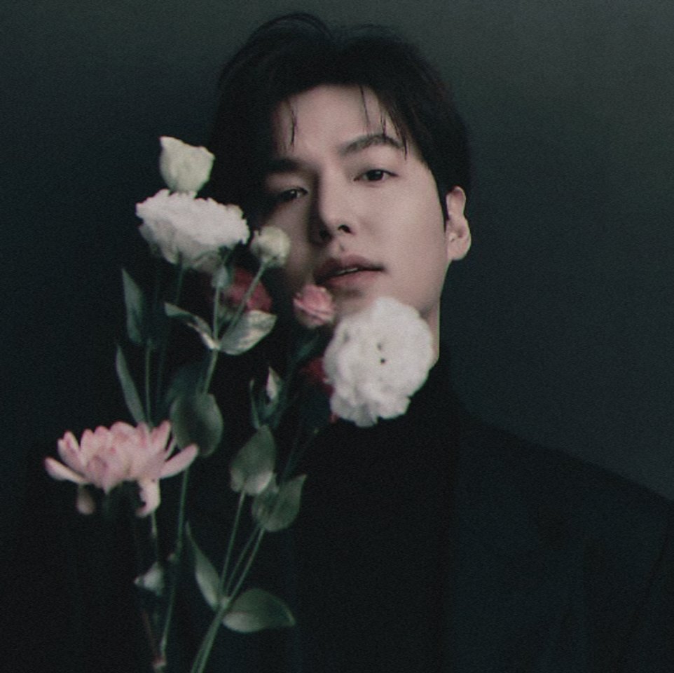 gathachristina's tweet photo. Yang Mulia Pyeha Lee Min Ho dilaporkan dispetch dateng kondangan ke wedding Park Shin Hye &amp; Choi Tae Joon aja langsung auto trending. Padahal fotonya belom ada nongol. 😌 https://t.co/1pKLdrR0cv