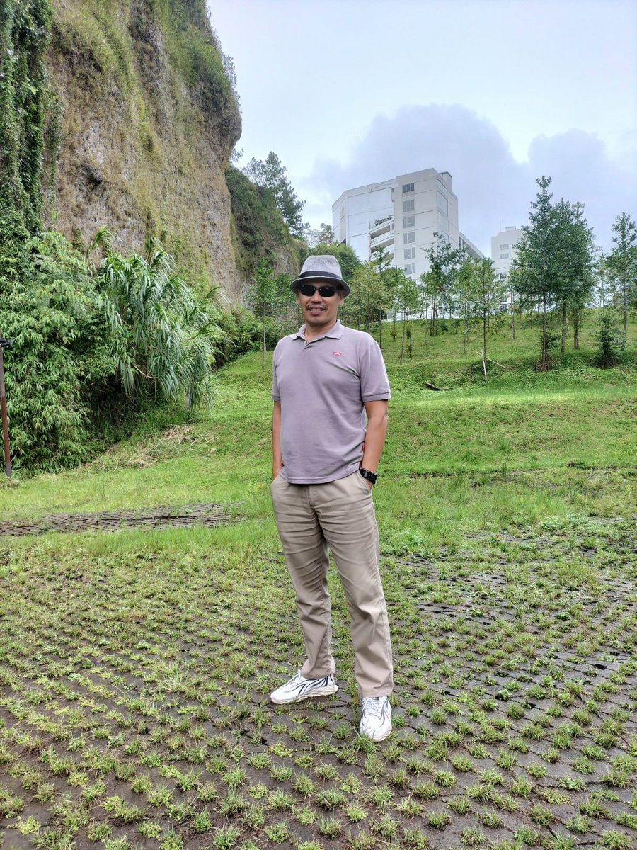 raysumari's tweet image. Coba menyatu dengan alam diklilingi pepohonan berlaskan semak dan berselimut kabut..ternyata lebih damai