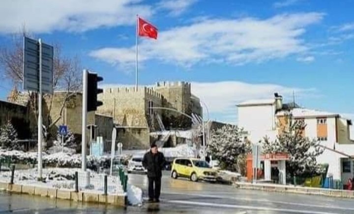 Gününüz aydın olsun!..
Bazen bahar, bir şehri tanımakla başlarmış...
Erzurum'dan, tüm dostlara hürmet ve muhabbetlerimle...
#Erzurum #Dadaşlardiyarı #Palandöken