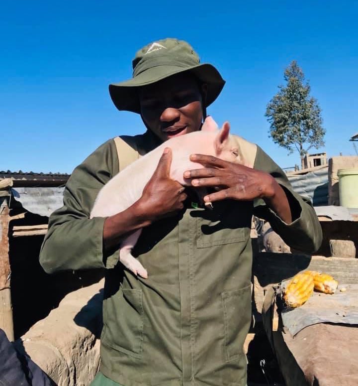 Agric_young's tweet photo. Congratulations to Nkosinathi Makamela, is only 21yrs but already making big moves in #farming🏆watch https://t.co/RbtL0jAR4m or RT

Cbd Twitter zuma Redi Sundowns Ari Lennox #Iblewit Sandton Twitter Polokwane #DJSBU makhadzi Kabza Pitso Nasty c Mohale Jub jub Chris excel MacG https://t.co/PlRoA6shSz