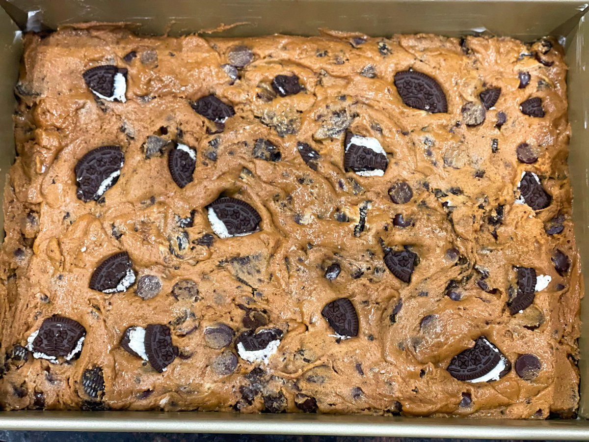 therosetable's tweet photo. Is anyone else in a cookie mood? 🍪 This dough is a thing of beauty. 😍
Oreo Bar Cookies: https://t.co/3YiFhB9Sm5
#cookies #barcookies https://t.co/R5daDVfejS