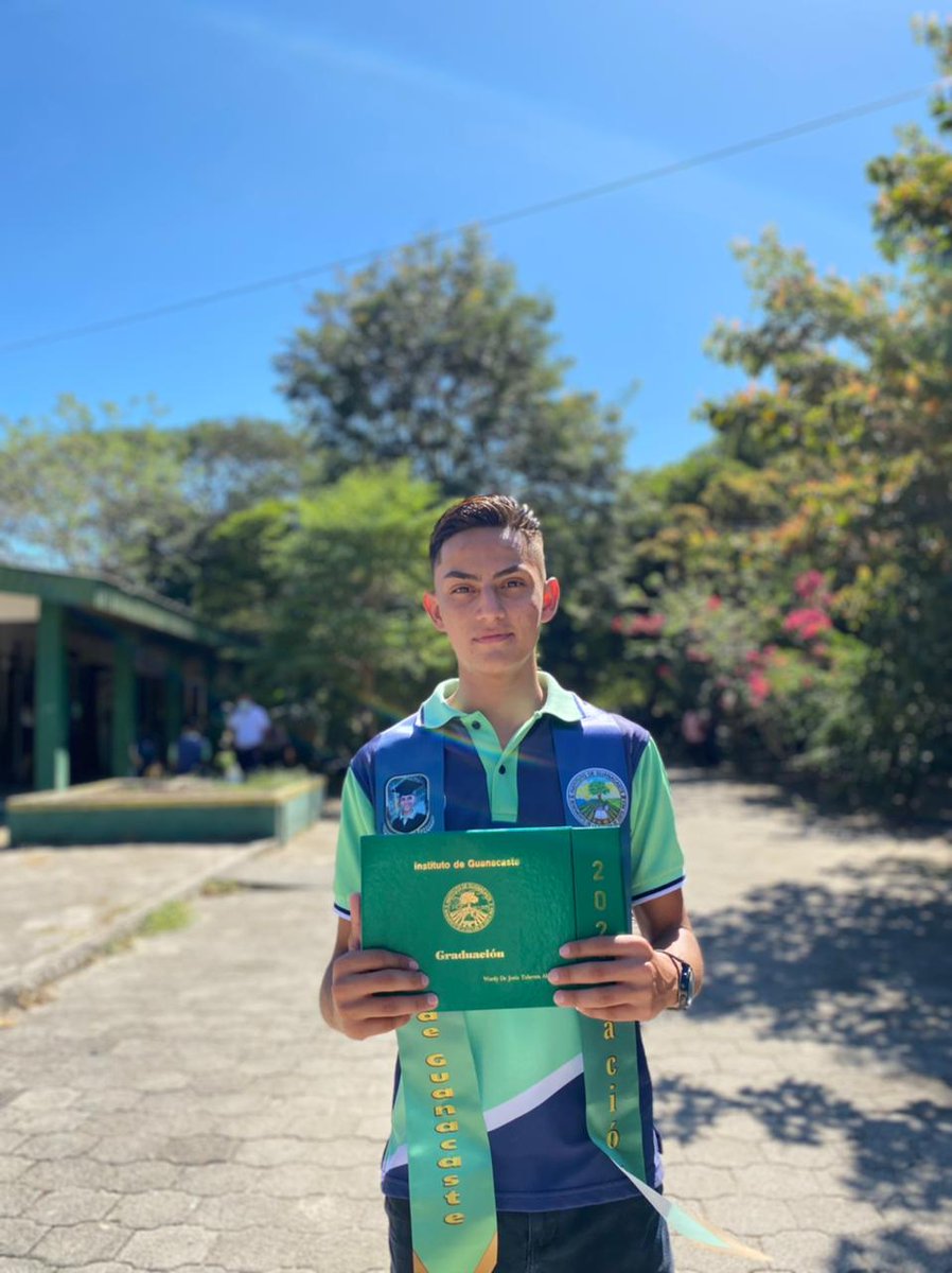 wardyalvarez's tweet photo. Hoy me gradué y la alegría que me da poder decir "Soy bachiller" 🤩🤩 https://t.co/sXxB0AiweM