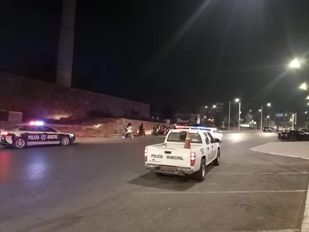 SSPCSLP's tweet photo. 👮🏽Agentes de la #DGSPM lograron disuadir a un grupo de motociclistas reunidos en la av. Manuel Nava frente al asta bandera que pretendía realizar acrobacias en vía publica.
En el lugar se restableció el orden y la circulación vehicular para evitar riesgos a terceras personas. https://t.co/vpc8wbuftU