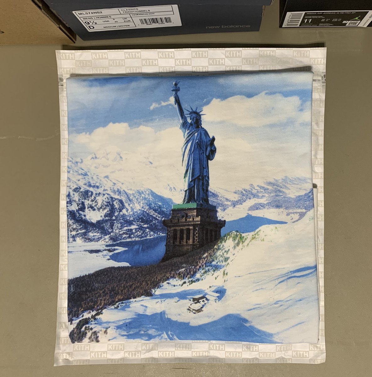 EO85Dub's tweet photo. Late night #MailCall @KITH #KITHMondayProgram https://t.co/oQENSoE359