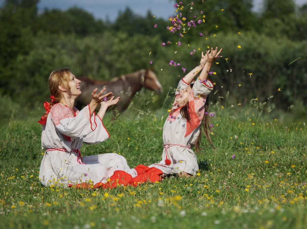 Доброе утро славяне. Славянское утро. Славянская фотосессия. Славяне. Славянская женщина с ребенком.