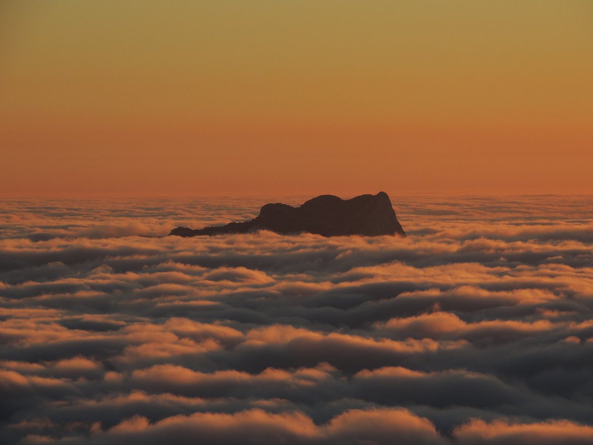 Guillem_Tur's tweet photo. Algunes fotos d'una de les postes de sol més espectaculars que he vist mai: el Penyal, la Serra Gelada, Toix, el Montgó, Oltà i Bèrnia per damunt dels núvols, des del Puig de la Llorença (30/12/2021) https://t.co/laGAEE4RqP