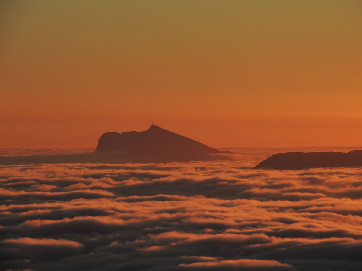 Guillem_Tur's tweet photo. Algunes fotos d'una de les postes de sol més espectaculars que he vist mai: el Penyal, la Serra Gelada, Toix, el Montgó, Oltà i Bèrnia per damunt dels núvols, des del Puig de la Llorença (30/12/2021) https://t.co/laGAEE4RqP