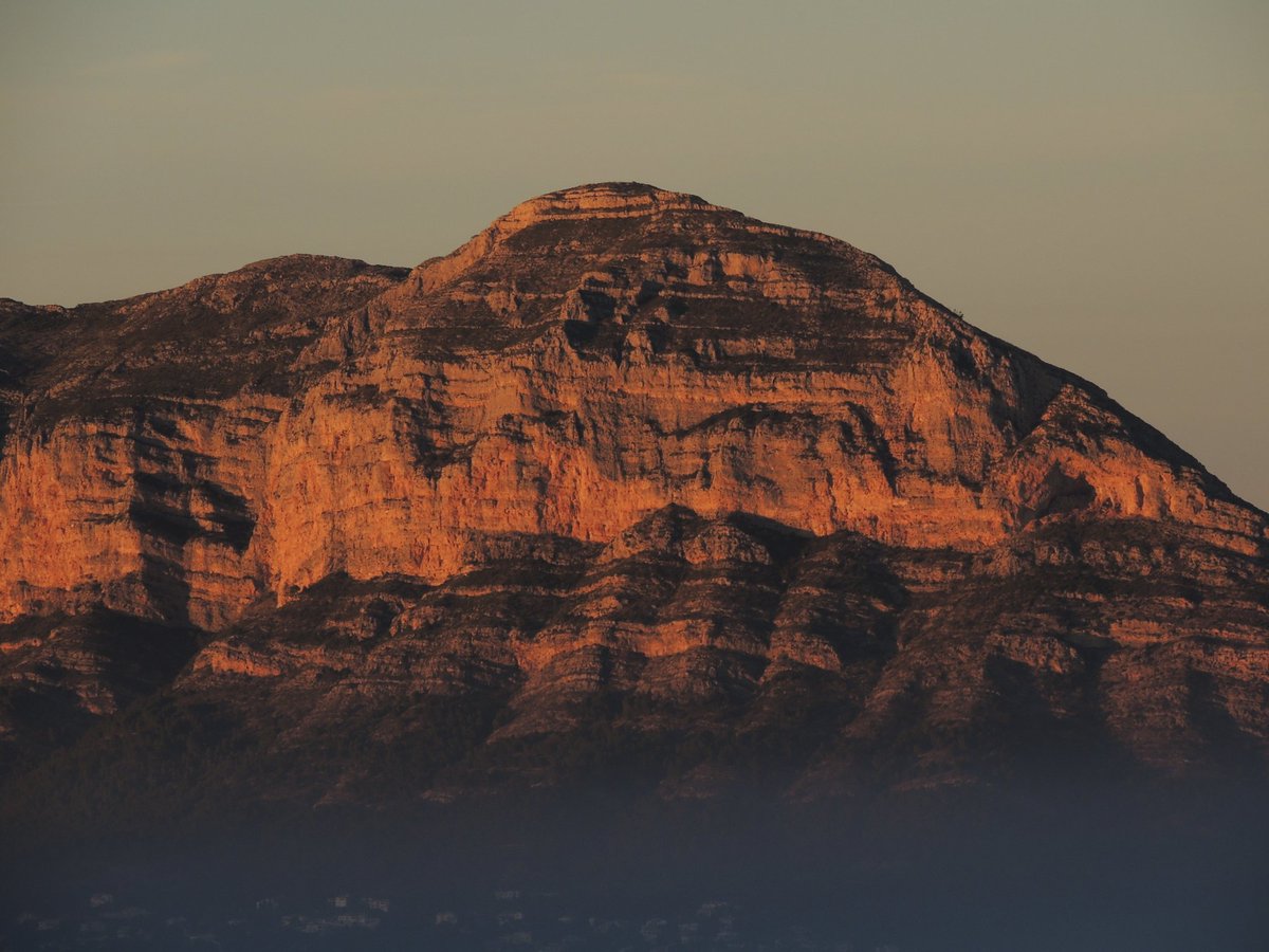 Guillem_Tur's tweet photo. Algunes fotos d'una de les postes de sol més espectaculars que he vist mai: el Penyal, la Serra Gelada, Toix, el Montgó, Oltà i Bèrnia per damunt dels núvols, des del Puig de la Llorença (30/12/2021) https://t.co/laGAEE4RqP