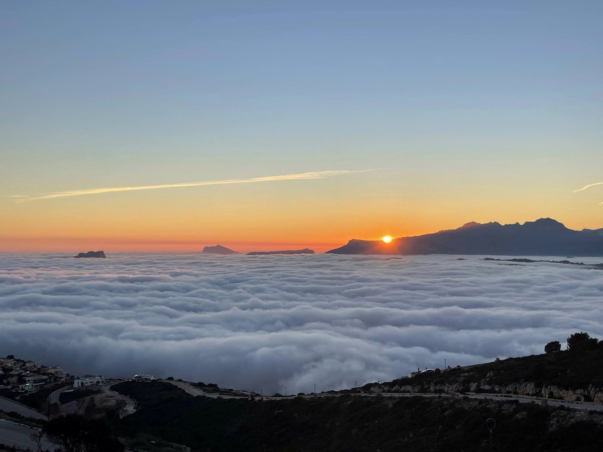 Guillem_Tur's tweet photo. Algunes fotos d'una de les postes de sol més espectaculars que he vist mai: el Penyal, la Serra Gelada, Toix, el Montgó, Oltà i Bèrnia per damunt dels núvols, des del Puig de la Llorença (30/12/2021) https://t.co/laGAEE4RqP