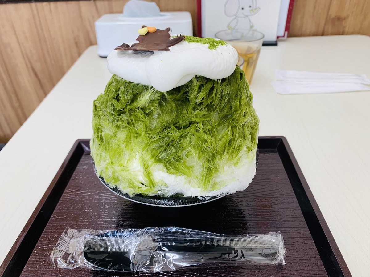 K32chan's tweet photo. @hyokazoo_ice さん
レッサーパンダの抹茶ティラミス
苦目の抹茶とクリームチーズエスプーマが合う〜✨
下にオレオクッキーが沢山で混ぜて食べたら更に美味しさUP↑↑
チョコのレッサーパンダが爪まで綺麗に表現されていて👏👏👏可愛いお手手💕
こちらの氷も無事胃袋に納められて満足⭐️ https://t.co/VZiU8diJDJ