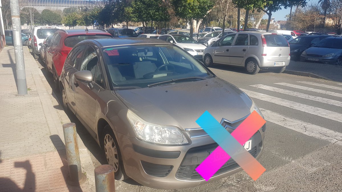 JuanSVQ's tweet photo. Esto no es un día de partido del Betis, estonces es un día normal en la barriada Pedro Salvador. Si a esto le unes la suciedad y las botellonas del parque guardaría, estamos ante la dejadez del @Ayto_Sevilla y Distrito.
@avpedrosalvador 
#sevillasur
#stopbotellonas
# https://t.co/aizoClo96t