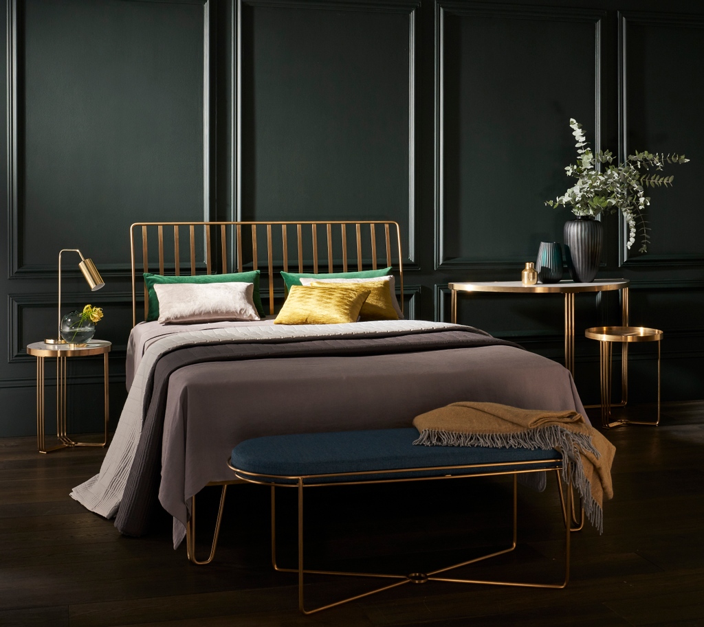 GillmoreDesign's tweet photo. Don't be afraid of the dark 🌚

Don't be afraid to paint internal walls in a dark colour.

 It sounds scary but in reality it looks smart, and with subtle lighting makes for a dramatic backdrop for any Gillmore design. 

#GillmoreDesignTip https://t.co/88bplprp6e