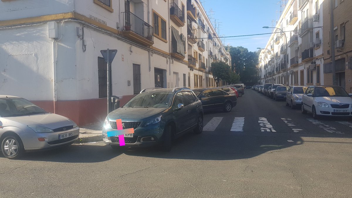 JuanSVQ's tweet photo. Esto no es un día de partido del Betis, estonces es un día normal en la barriada Pedro Salvador. Si a esto le unes la suciedad y las botellonas del parque guardaría, estamos ante la dejadez del @Ayto_Sevilla y Distrito.
@avpedrosalvador 
#sevillasur
#stopbotellonas
# https://t.co/aizoClo96t