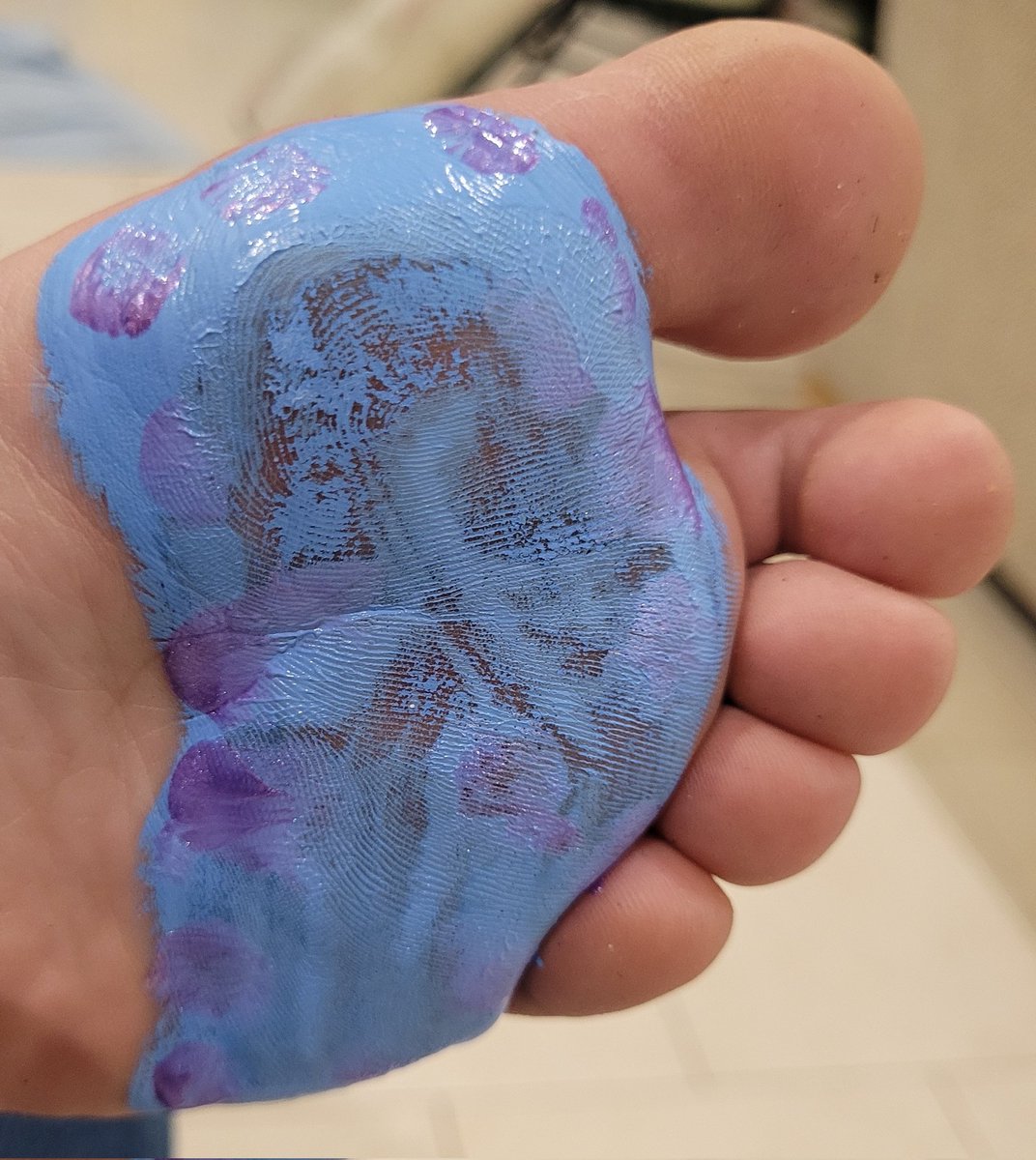 fancies_foot's tweet photo. Getting messy in the process

#paint #footprints #messyfeet #dirtytoes #cleanthemforme #Feet https://t.co/yw7zWYwy8e