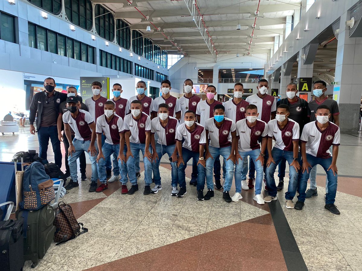 ecjacuipenseba's tweet photo. Acordando cedo para acompanhar o embarque do Sub-17 no Aeroporto Internacional de Salvador rumo a FAM Cup em São Paulo.

Que tragam na bagagem muitas vitórias, troféus, medalhas e alegrias 🙌 #FAMCup #LeãoDoSisal #LeãoGrená #PraCimaJacupa #Sub17 https://t.co/2pXEo3yRTR