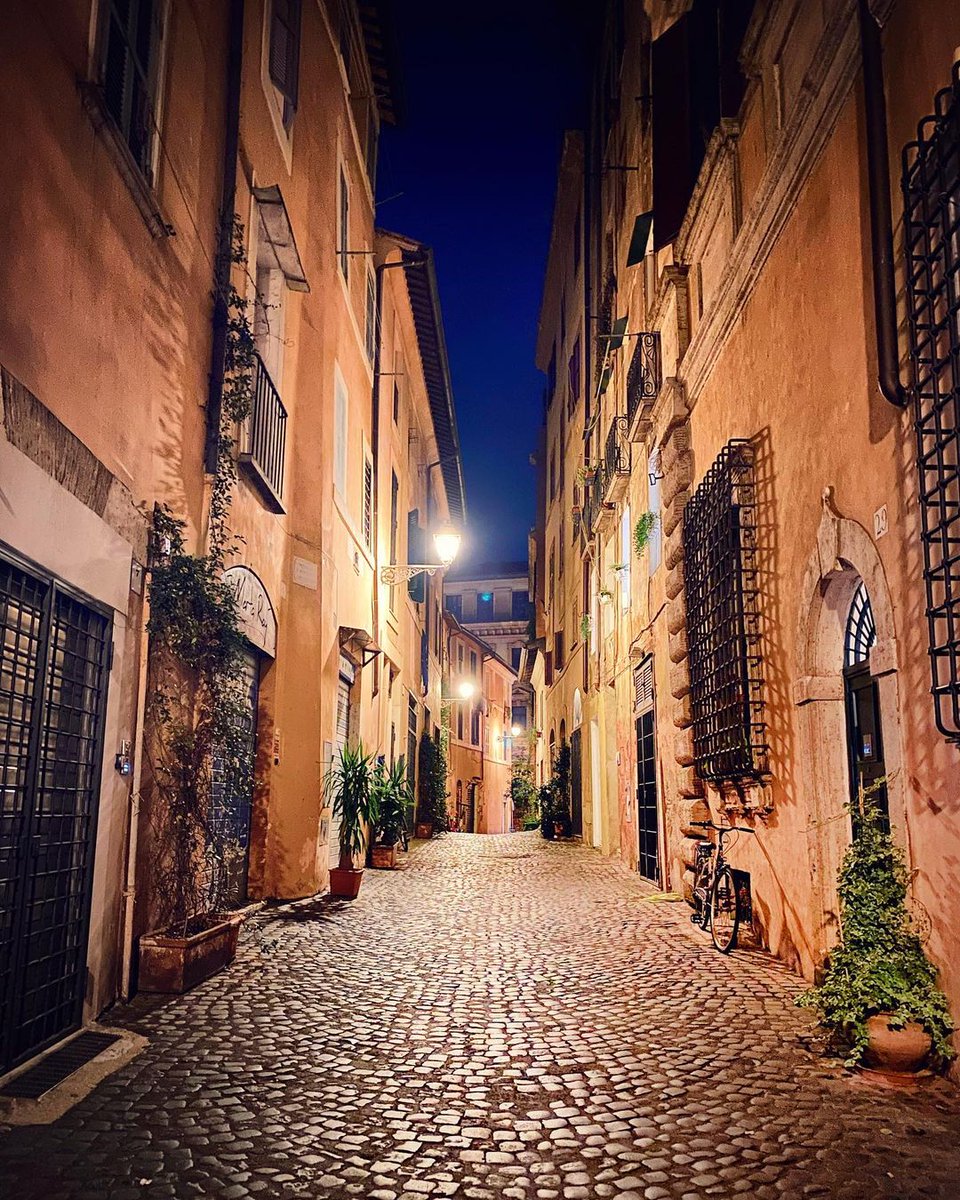 Turismoromaweb's tweet photo. #ViadellaReginella è una delle stradine più caratteristiche del #rione Sant’Angelo. Il suo nome potrebbe derivare dall’antico Tempio di Giunone Regina, che sorgeva nelle vicinanze, oppure da una reginetta di bellezza che qui sarebbe vissuta!

📸 IG: fascino.di.roma

#VisitRome https://t.co/blzrzjZsFP