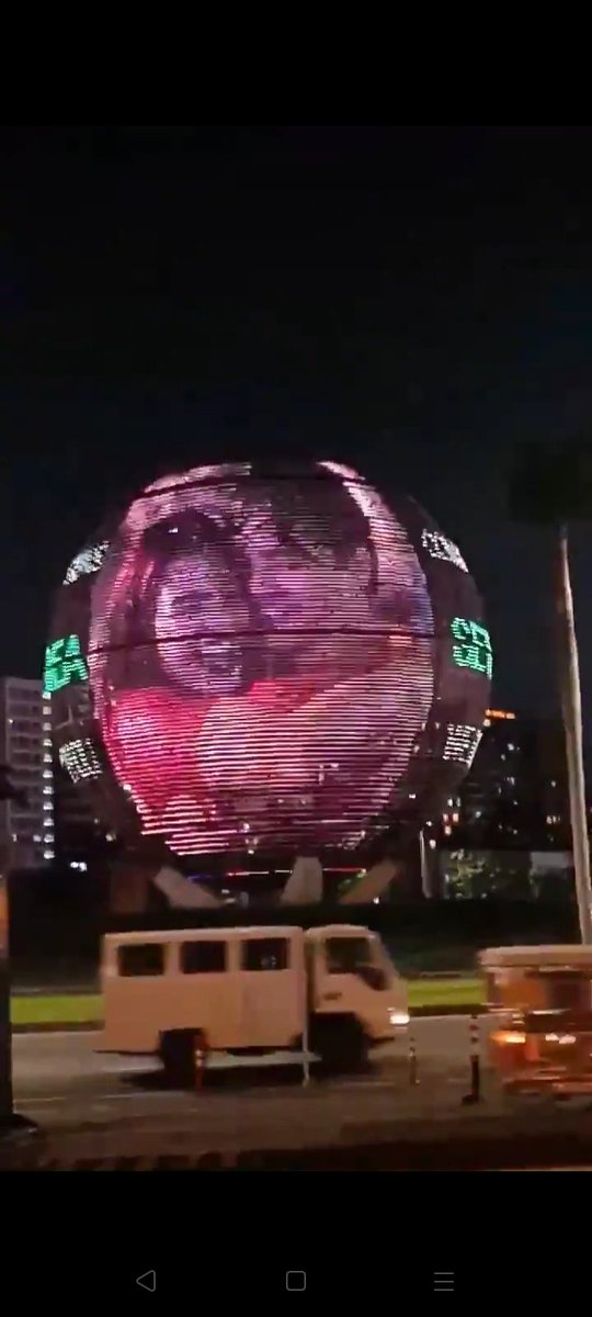 its_maemaelene's tweet photo. SethDrea on MOA Globe electronic billboard

#SGTheKissFromTheList 

CONGRATS SETHDREA https://t.co/ShezHIGsyI