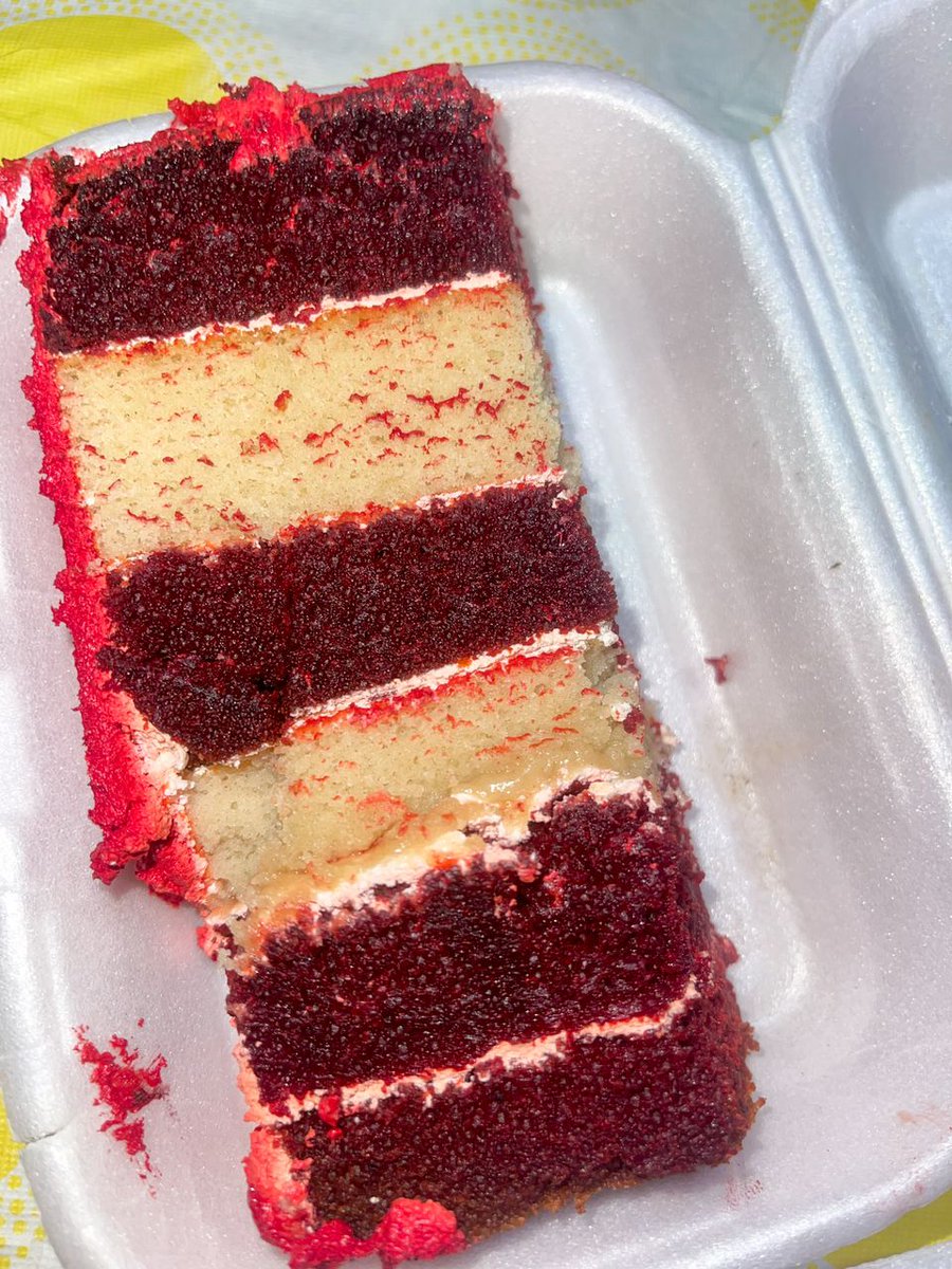 luluscakerygh's tweet photo. Blaze🔥🔥🔥🤤😍
 8 inches cake with of  3 layers Redvelvet and vanilla cake🤤😍

Last frame is how it looks like when cut🤤🤤🥺 https://t.co/vqxIWIVD0N