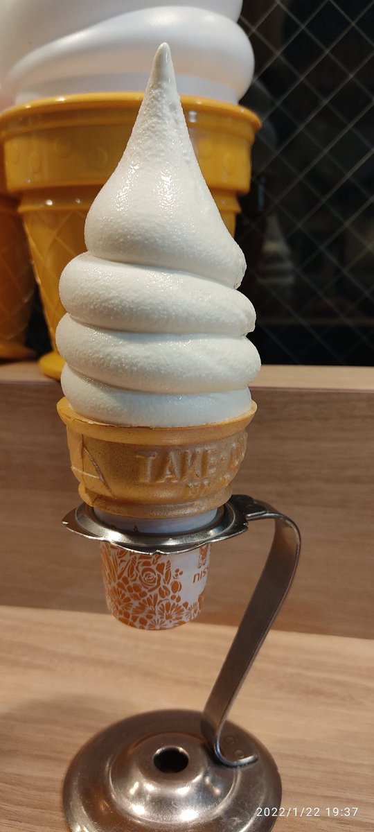 sunepon2000's tweet photo. ソフトクリーム屋さん見つけた!
#肥満防止重点措置
#LIBCAFE https://t.co/lirdUGKYge