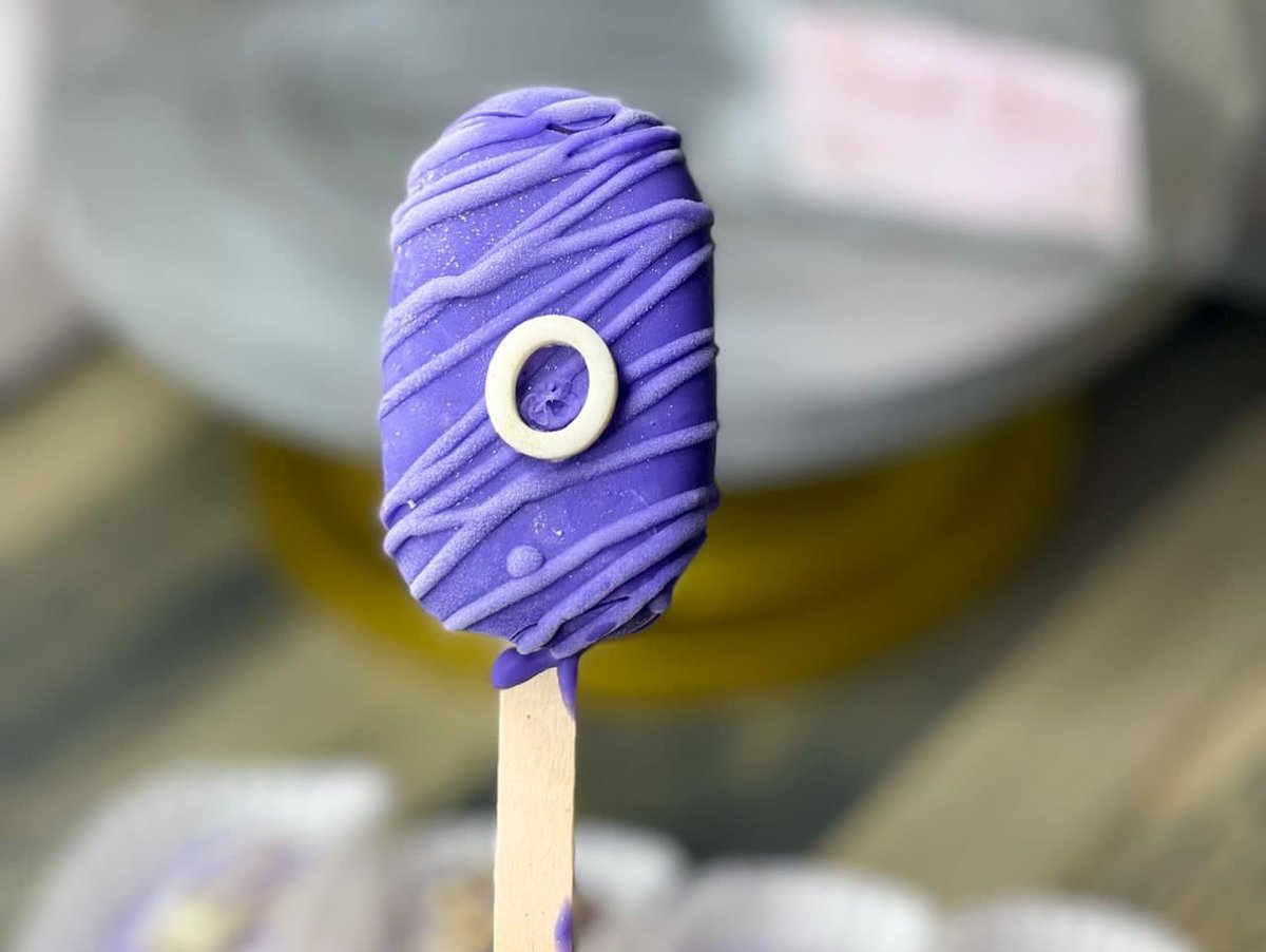 luluscakerygh's tweet photo. 9 pieces of cakesicles 🤤💜💜💜😍 https://t.co/fCX9KpWJMb