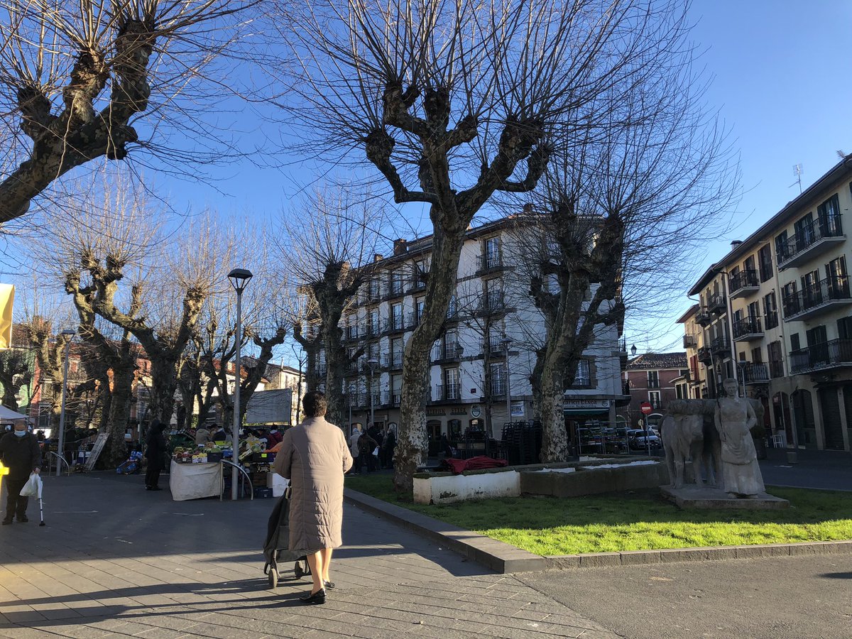 Irun_informa's tweet photo. 🛒 ☀️ Una mañana en el mercadillo. 

🥬 👋 Larunbatetako azoka txikia #Urdanibia|n. 🤩

#Irun https://t.co/qPr85ESvKM